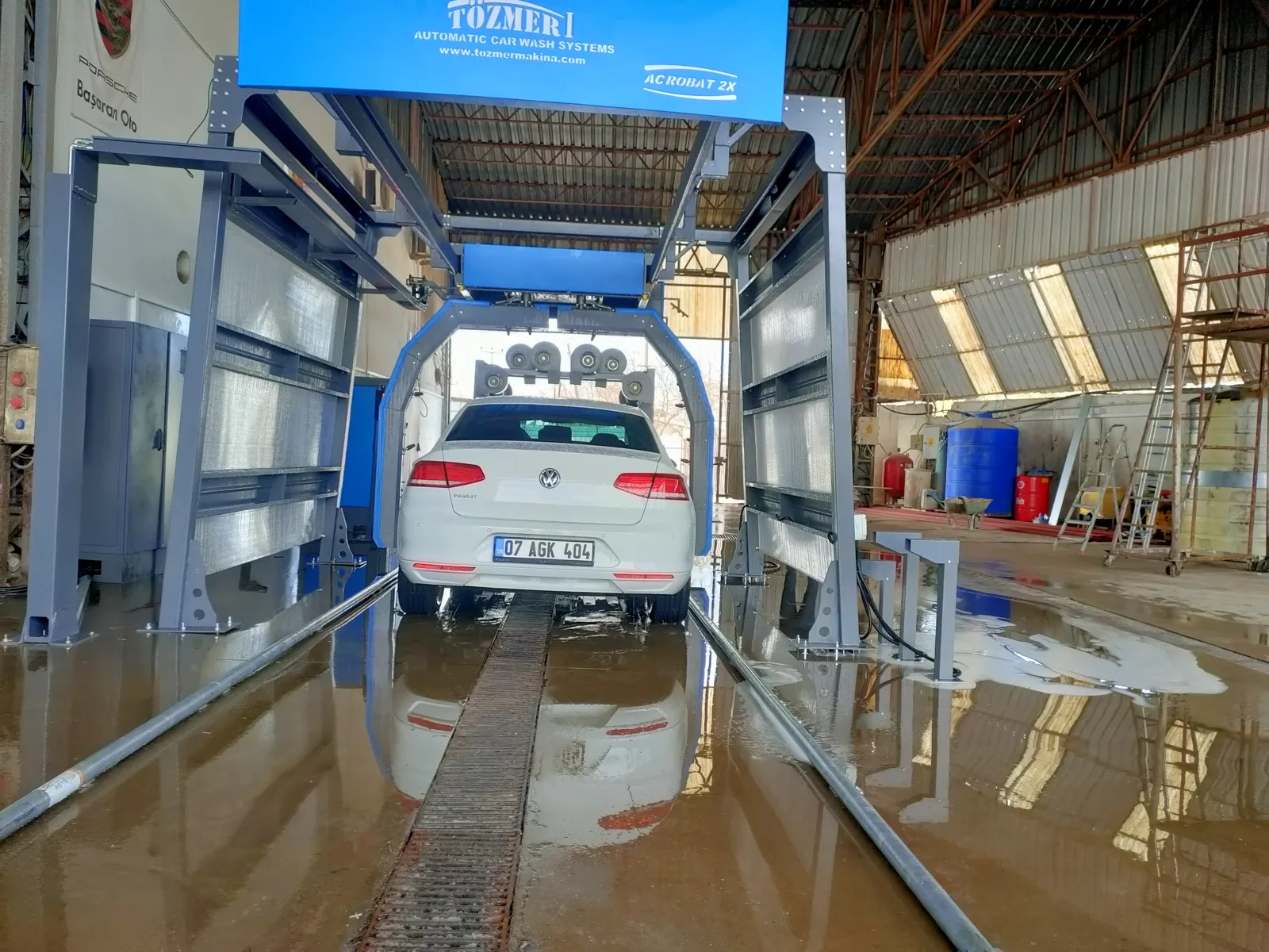 Acrobat 2X touchless machine with a white car in the bay and the ACROBAT 2X name on the bridge