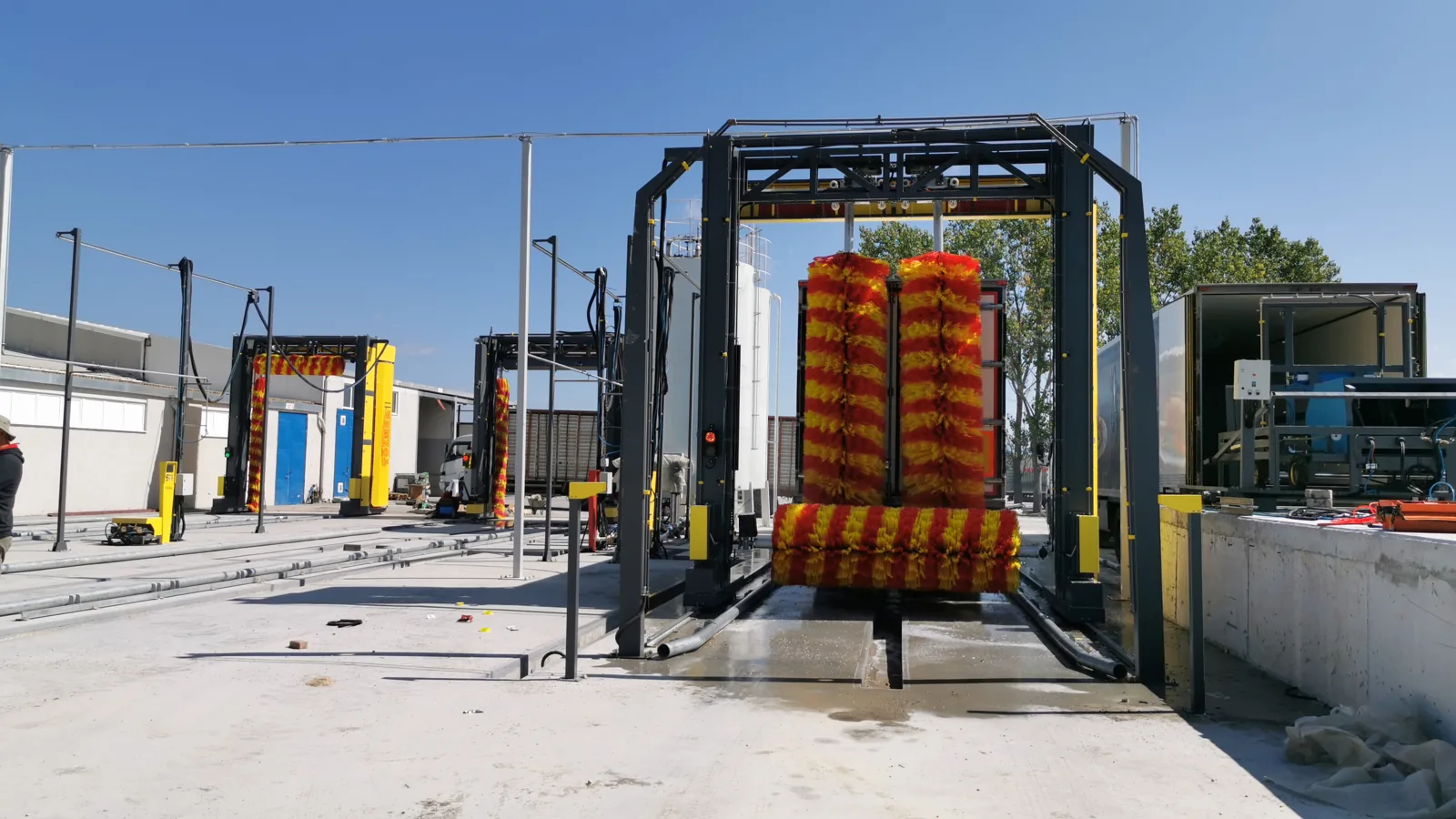 SUNRISE W4500 gantry on its rails at a depot, seen from behind