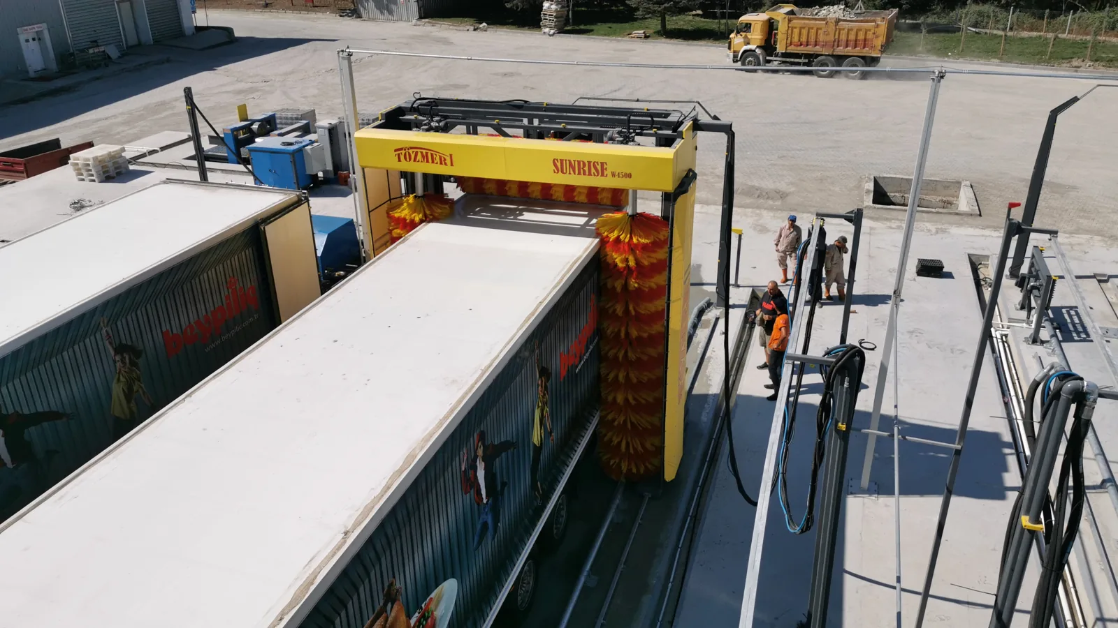 A trailer passing through a SUNRISE W4500, seen from above