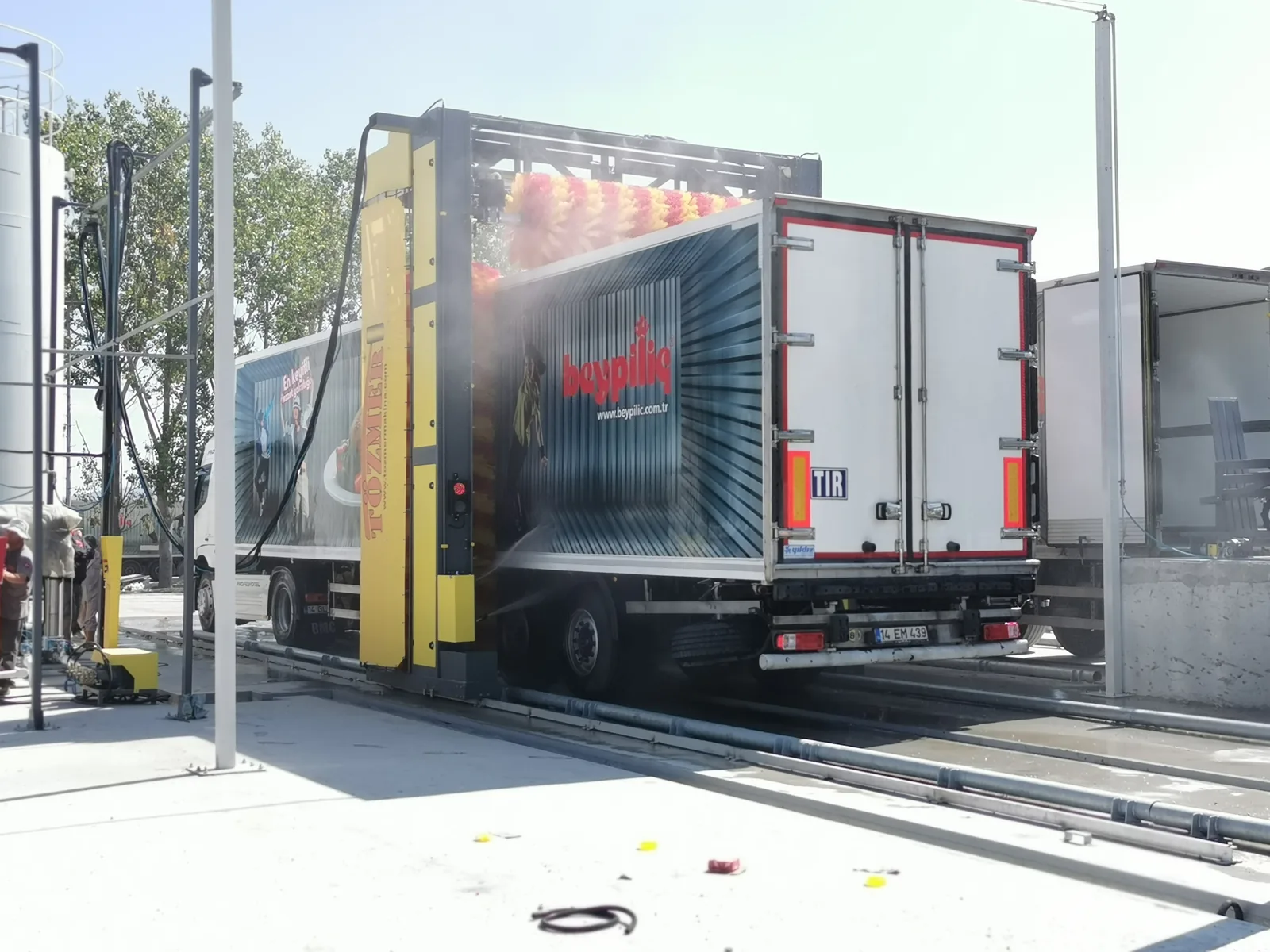 SUNRISE W4500 washing the side of a box trailer